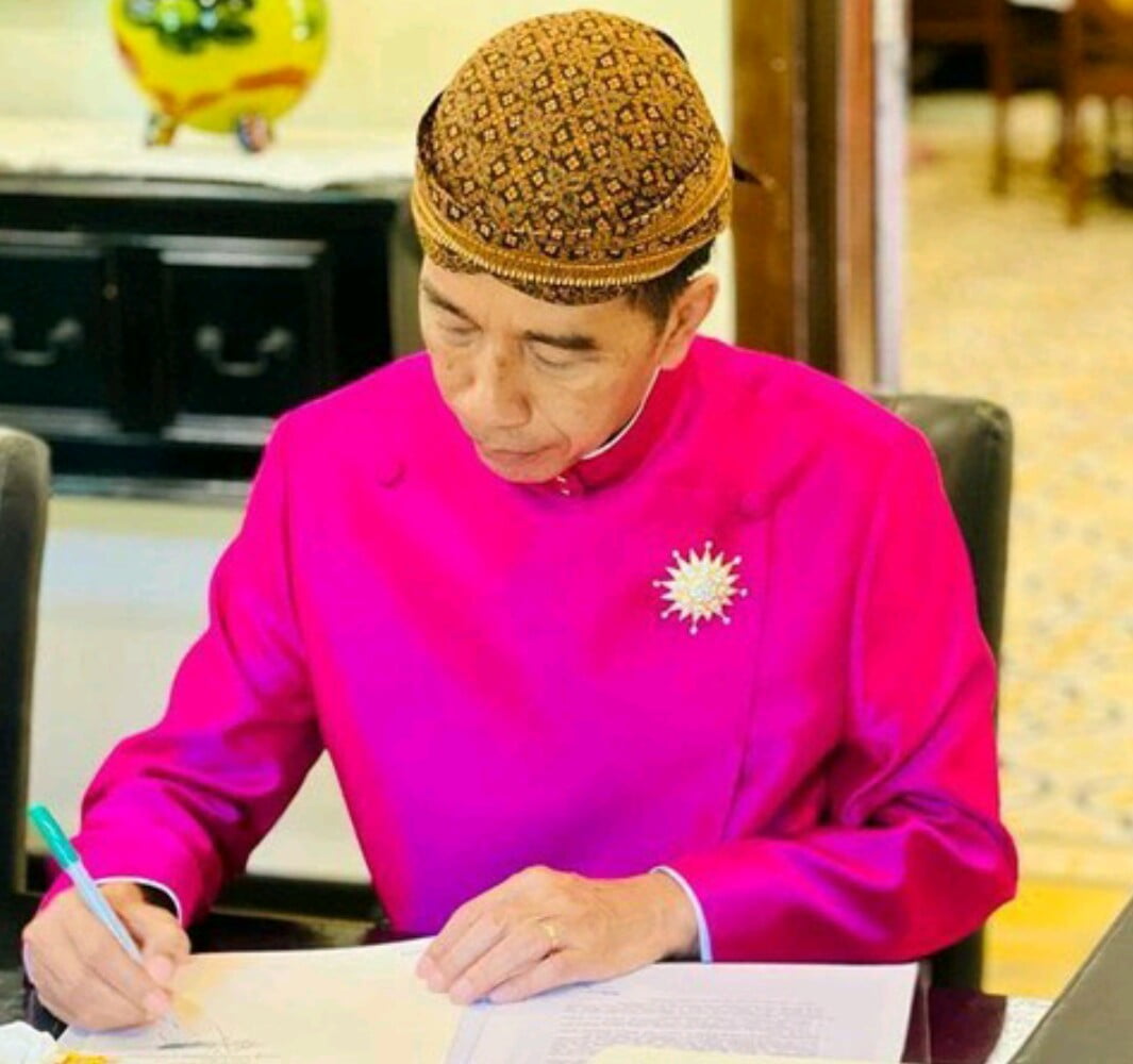 Ngurus Rakyat dan Ngurus Anak Bersamaan: Joko Widodo Selesaikan Tugas Kenegaraan di Tengah Prosesi Pernikahan Kaesang